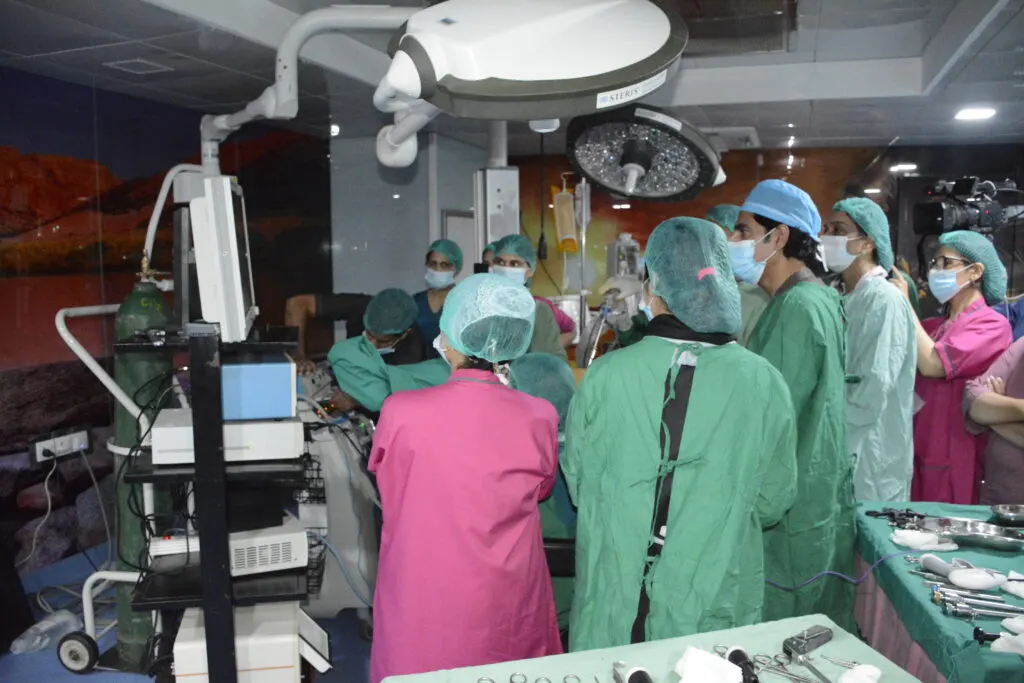 pakistan-laparoscopy-team-training Surgical team in the operating theatre during an AECS laparoscopy course in Lahore, Pakistan